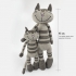 Gato de peluche gris bordado